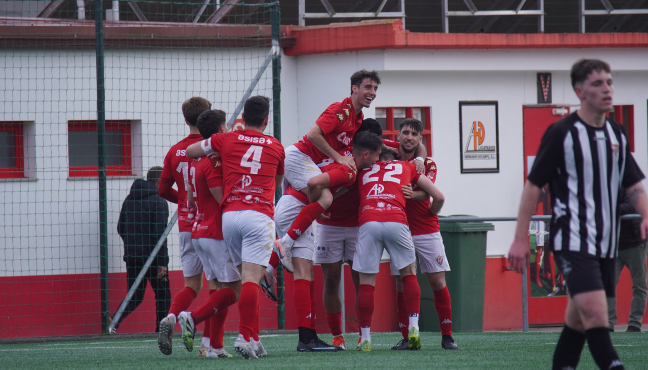 Los jugadores del Sofán celebrando uno de los goles  marcados al Victoria