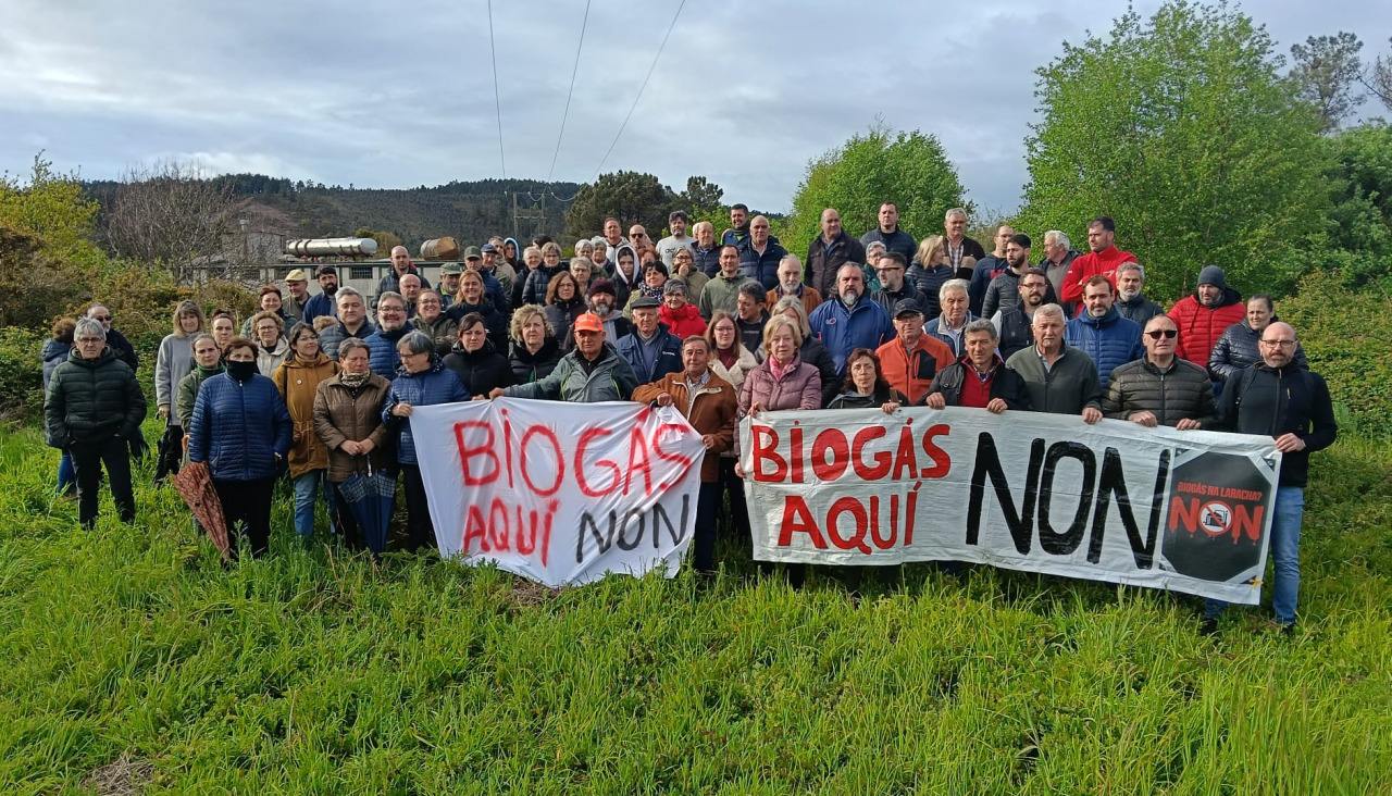 Asistentes a la concentración de protesta contra la planta de biogás celebrada el pasado lunes en Soandres