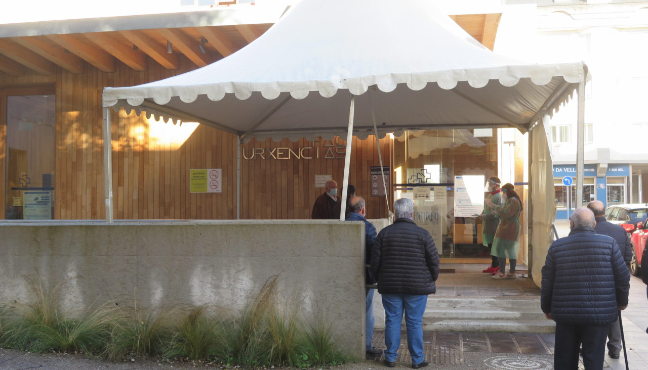 Un grupo de mayores junto al centro de salud lafachés