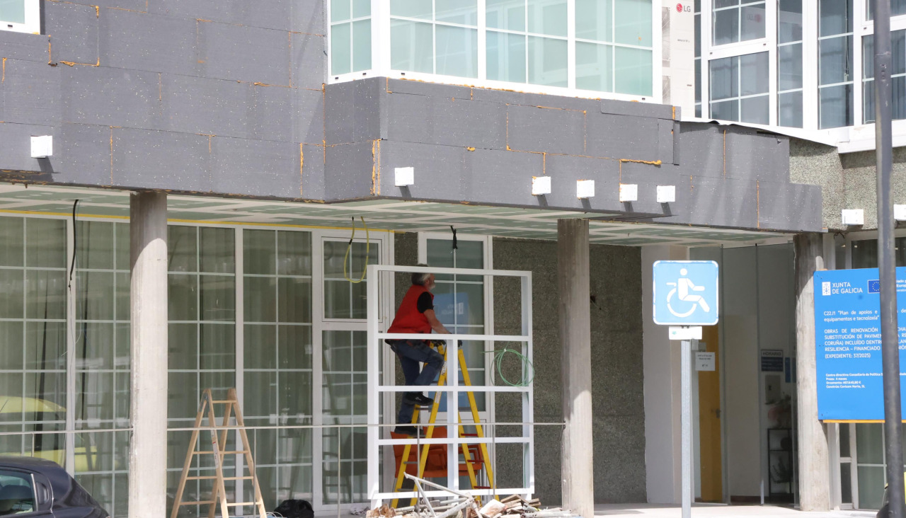 Obras en la residencia de mayores de Carballo