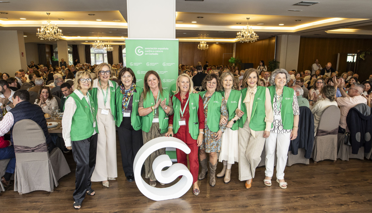Carballo volvió a demostrar su solidaridad en la la comida de la mesa local de la Asociación Española de Lucha contra el Cáncer