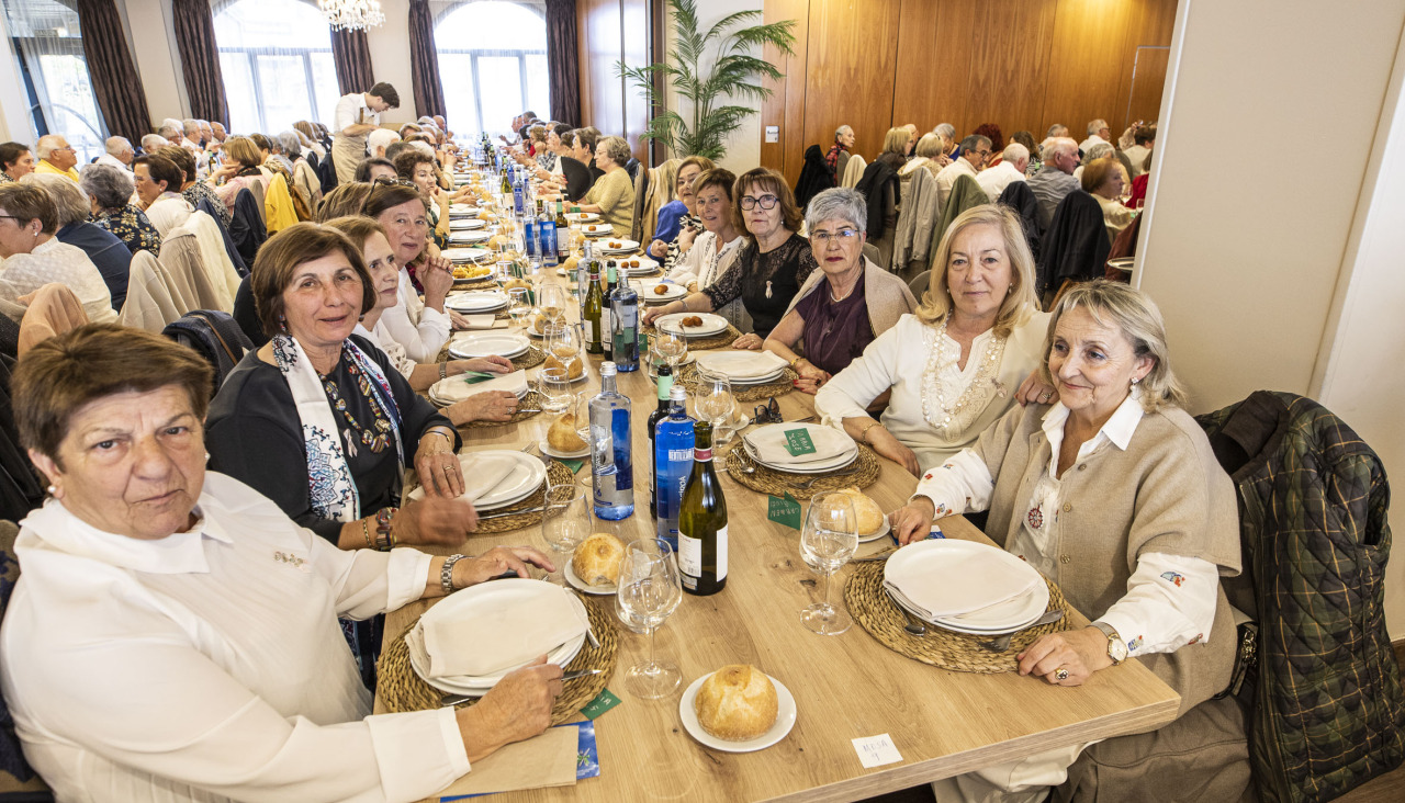 Carballo volvió a demostrar su solidaridad en la la comida de la mesa local de la Asociación Española de Lucha contra el Cáncer
