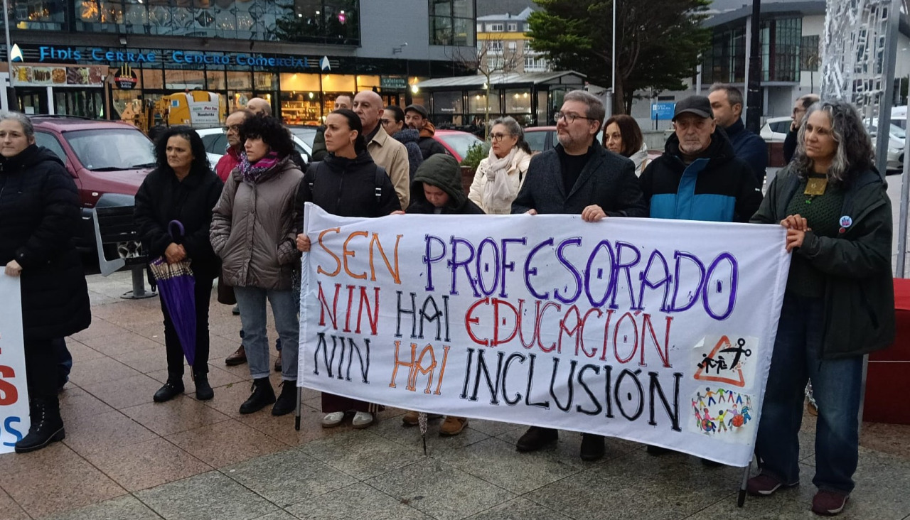 Manifestación por la falta de profesorado en Cee