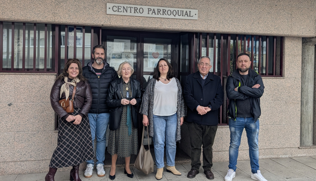 Representantes de Un Paso Máis en la parroquia