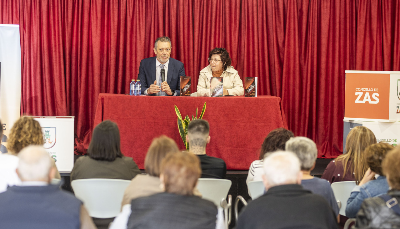 Presentación literaria en el centro sociocultural de Zas