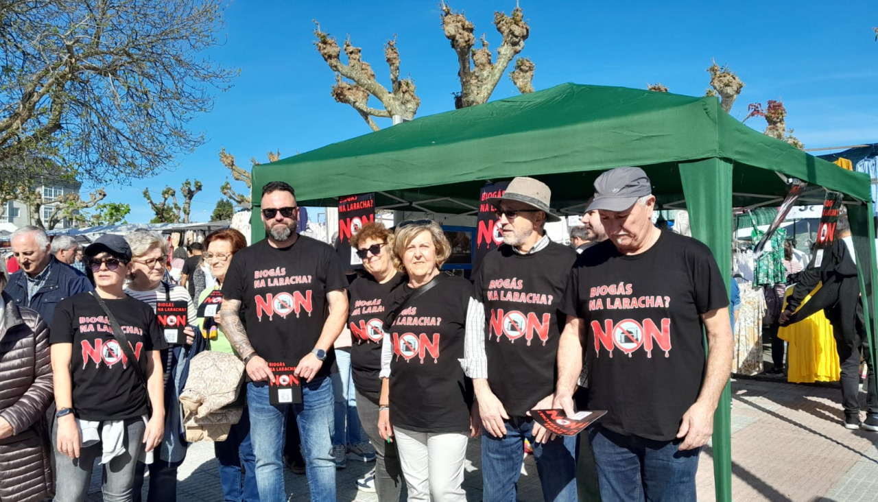 Algunos de los vecinos de Soandres, este domingo en la mesa informativa instalada en la feria