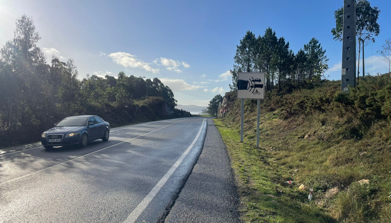 El aviso de control de velocidad en Camariñas