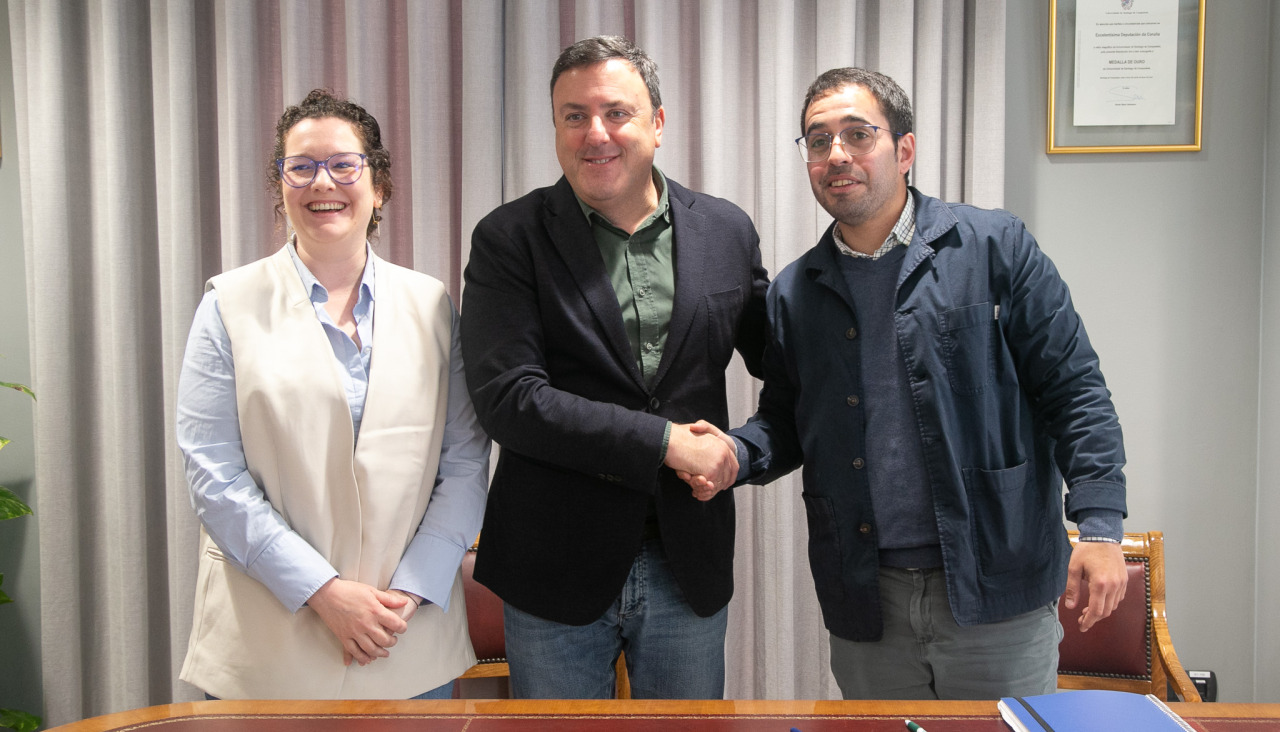 Formoso (c.) y Romar tras la firma del acuerdo para el proyecto 'As Cabeceiras do Xallas' de Santa Comba