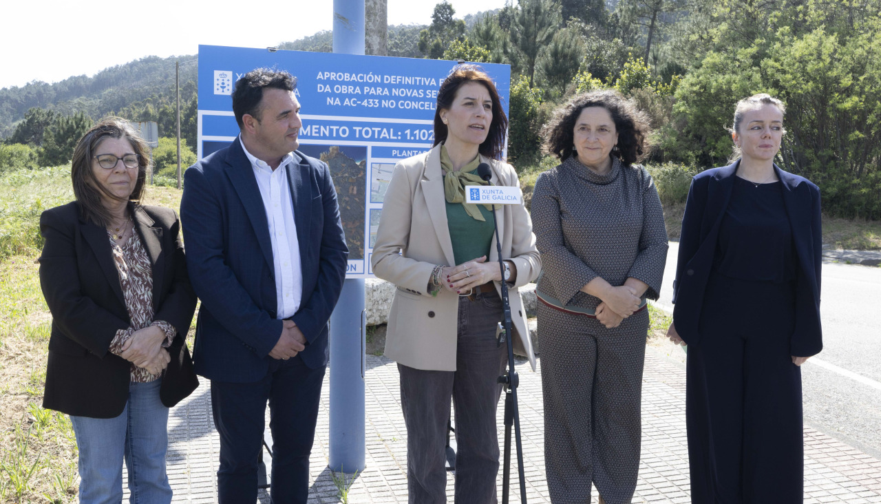 La conselleira María Martínez Allegue estuvo acompañada por el alcalde, Francisco Charlín, y por Belón do Campo y María Deza