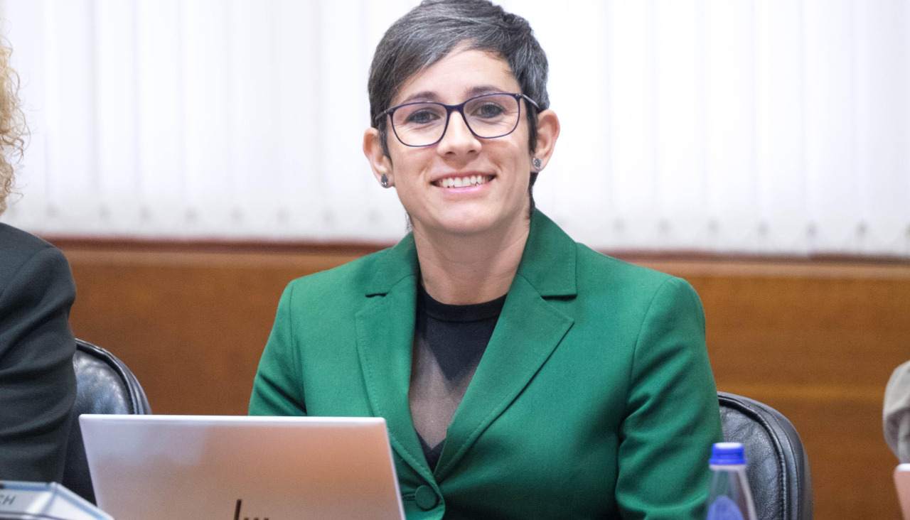 Paula Mouzo durante una sesión en el Parlamento de Galicia