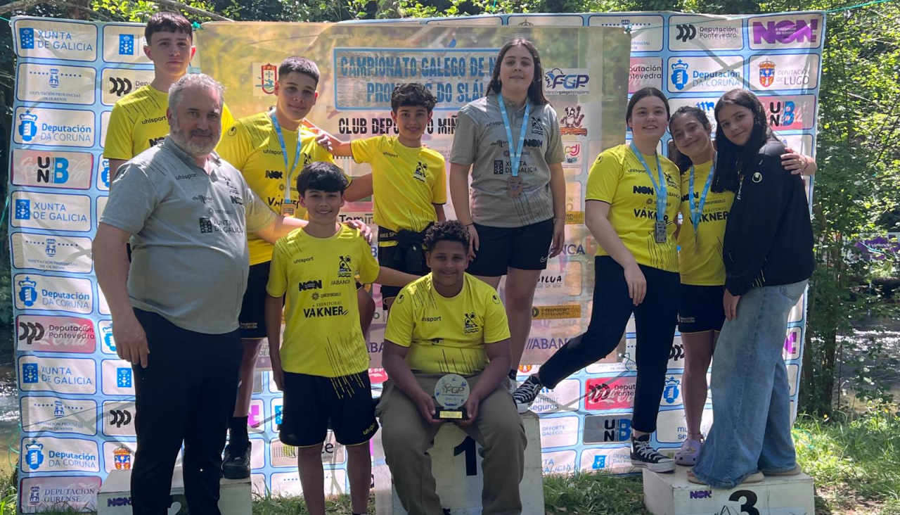 La representación de Piragüismo Dumbría que acudió a la competición celebrada en aguas lusas