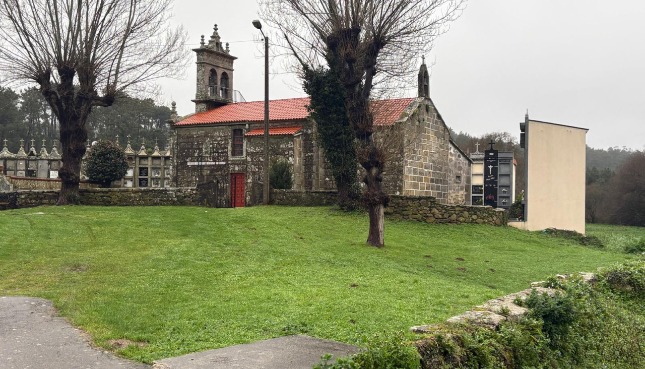La parcela adquirida por el Concello está situada junto a la iglesia