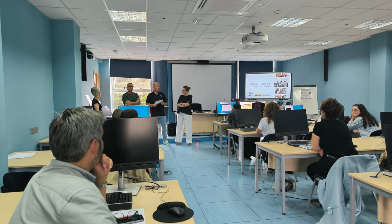 Alumnos que participaron en el curso dirigido a representantes del comercio local