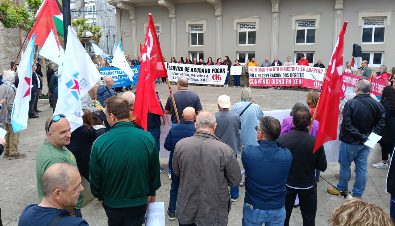 Imagen del acto celebrado en la Praza Otero Lastres de Cee