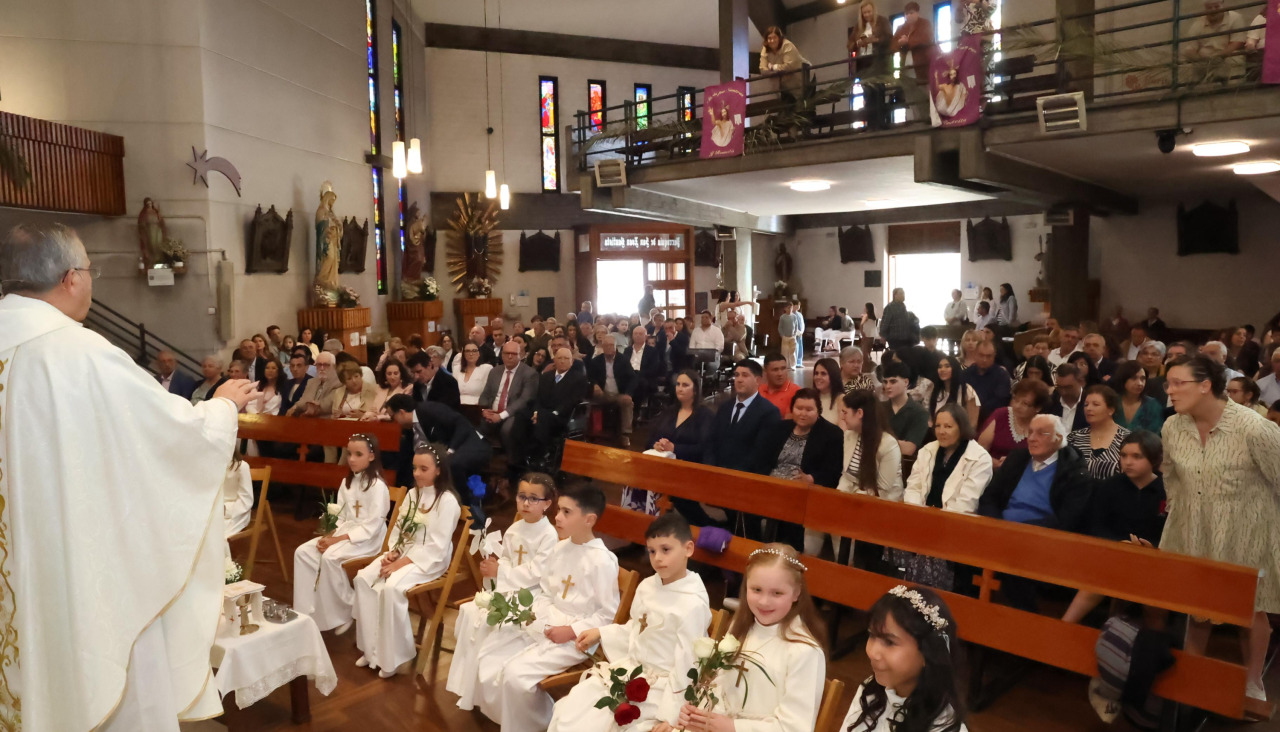 Ceremonia de confirmación con los niños y niñas participantes posando tras la misma