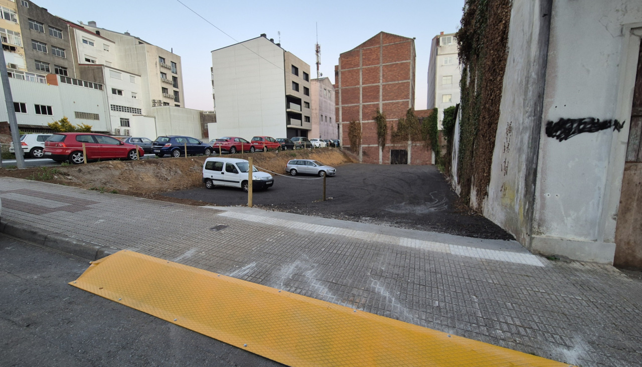 Una de las últimos aparcamientos públicos habilitados por el Concello en la calle Doutor Fleming