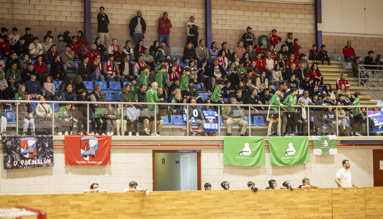 A pesar de la derrota, el público no cesó de animar al equipo local en la semifinal ante Dominicos