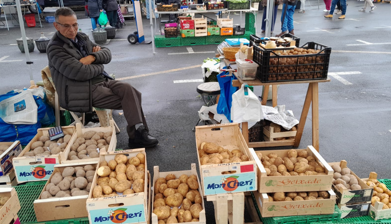 Oferta de patatas en la feria de Paiosaco