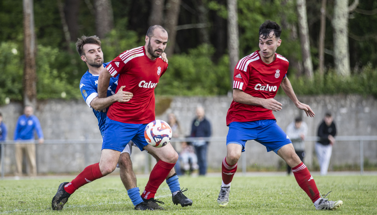 Los dos primeros goles de los carballeses llegaron justo antes del descanso