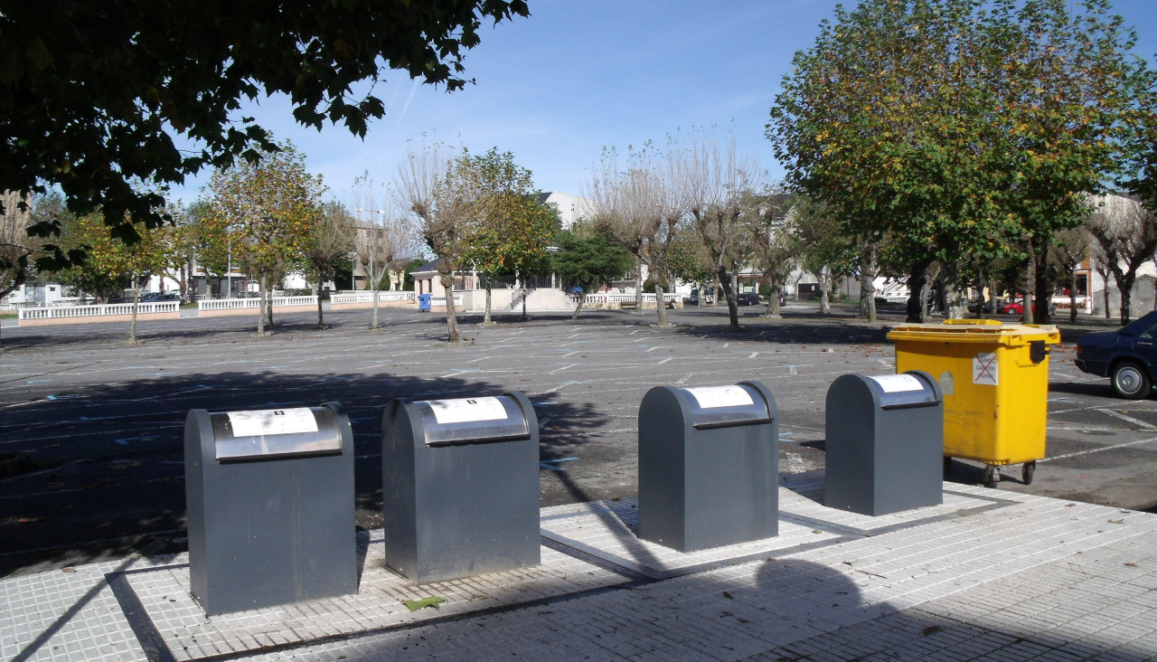 Contenedores de basura colocados en la plaza de Paioaco