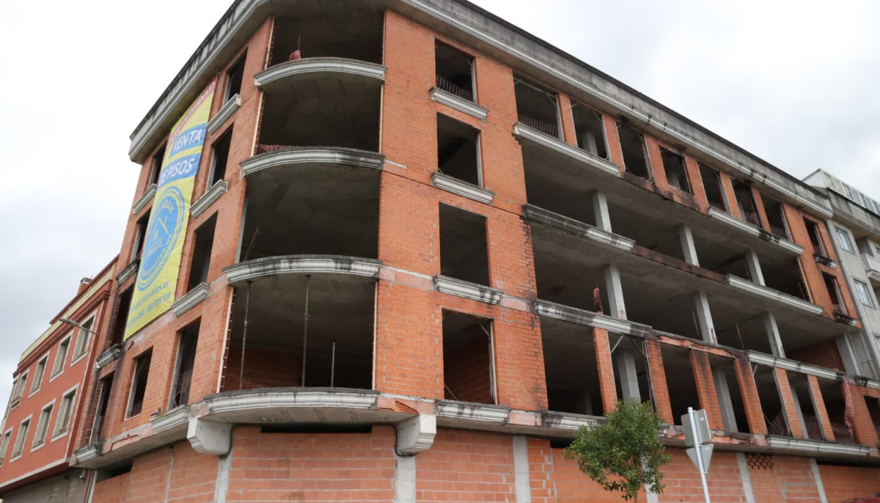 Vista del edificio cuya construcción quedó paralizada a raíz de la crisis inmobiliaria