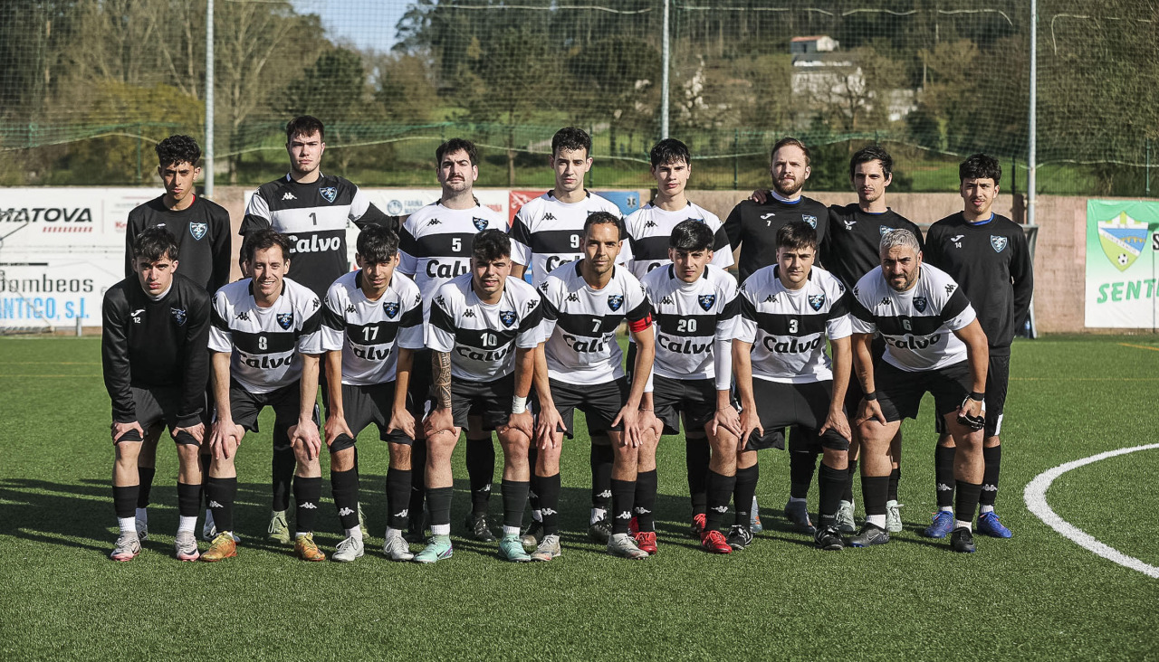 Plantel de la SD Oza que el pasado domingo se proclamó campeón de liga