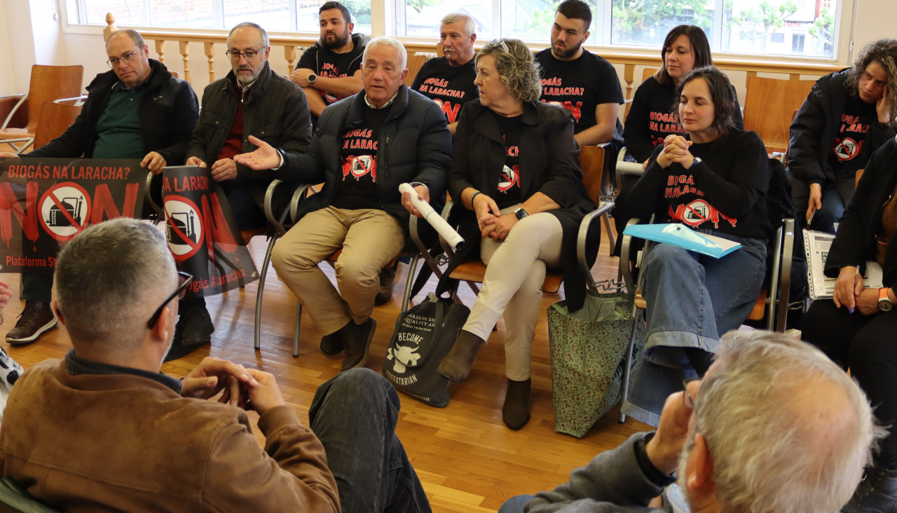 Representantes de la plataforma Stop Biogás A Laracha, reunidos con el alcalde de Carballo y el concejal de Obras