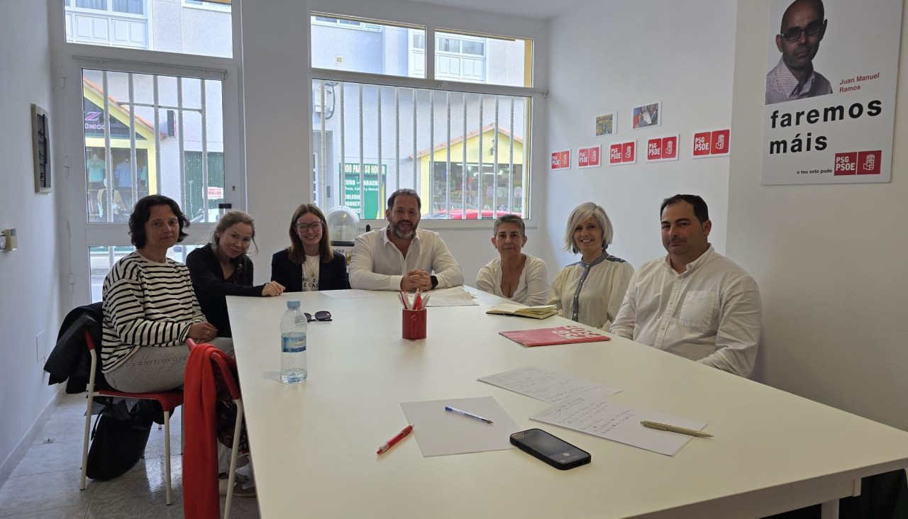 Reunión de los socialistas con personal sanitario de A Laracha