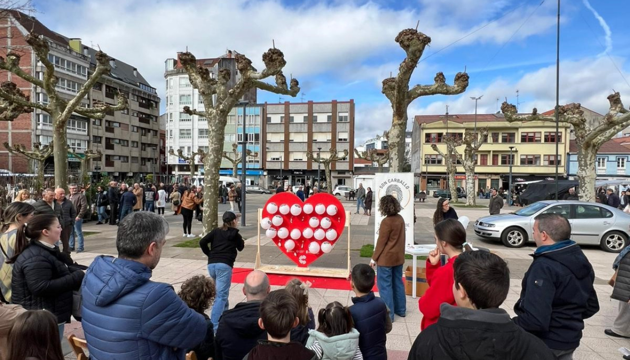 Un divertido juego de reventar globos pone fin este viernes a la campaña del Día da Nai