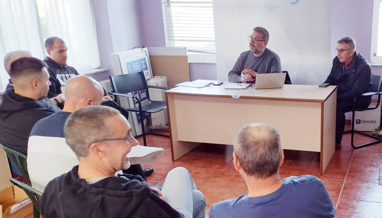 Insua con la confradía de pescadores de Corcubión