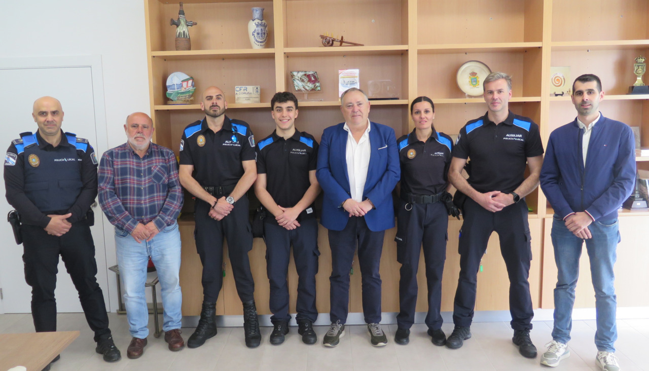 Los auxiliares de la policía con miembros del Gobierno local