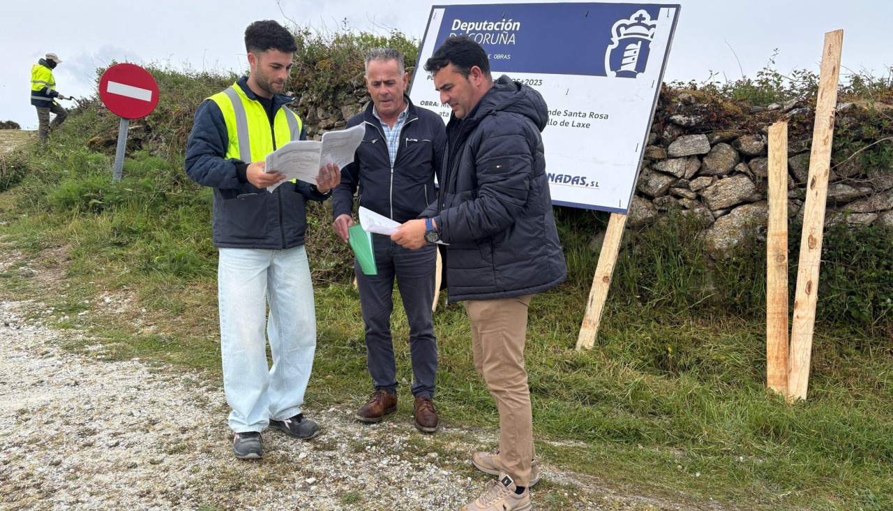 El alcalde de Laxe, Francisco Charlín, supervisando el comienzo de las obras