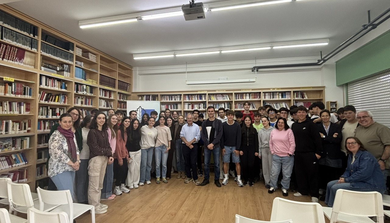 Carracedo y Mira con el alumnado del instituto de Baio