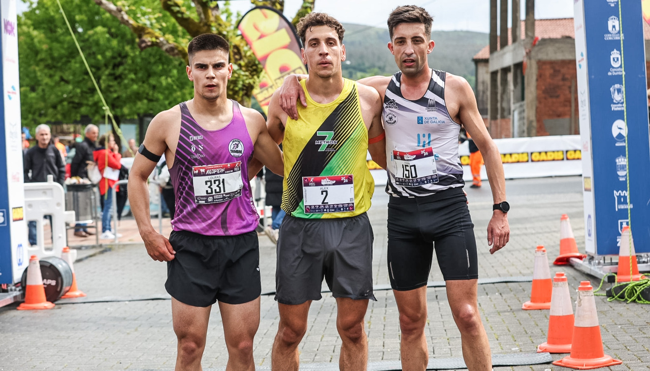 Álex Pardo (c.), Daniel Loureiro (i.) y Fran Pais, ganadores absolutos de la prueba