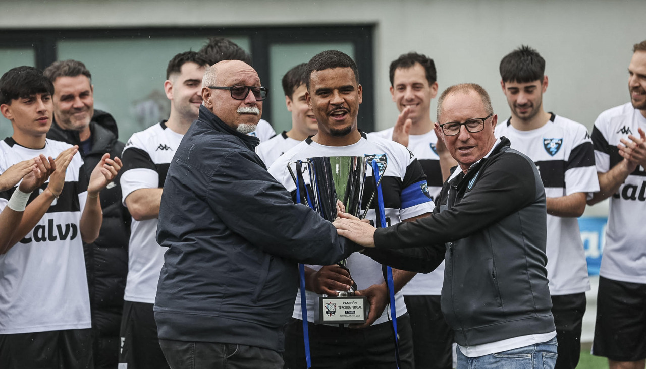 El delegado federativo Manolo Corredoira hizo entrega del trofeo a Moreno, capitán del Oza