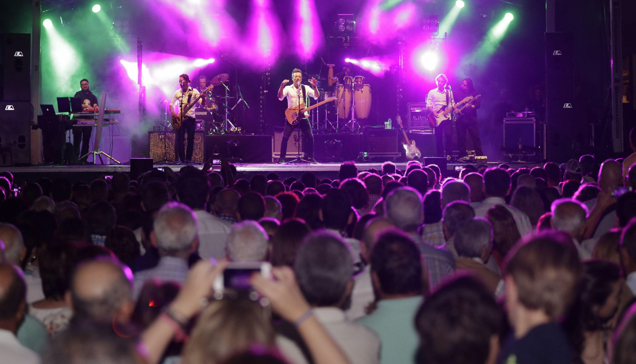 Una actuación musical en las fiestas patronales de Carballo