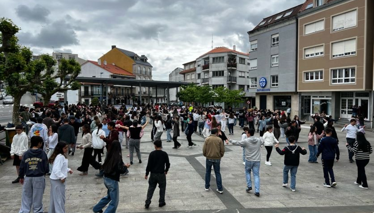Os estudantes participando na foliada