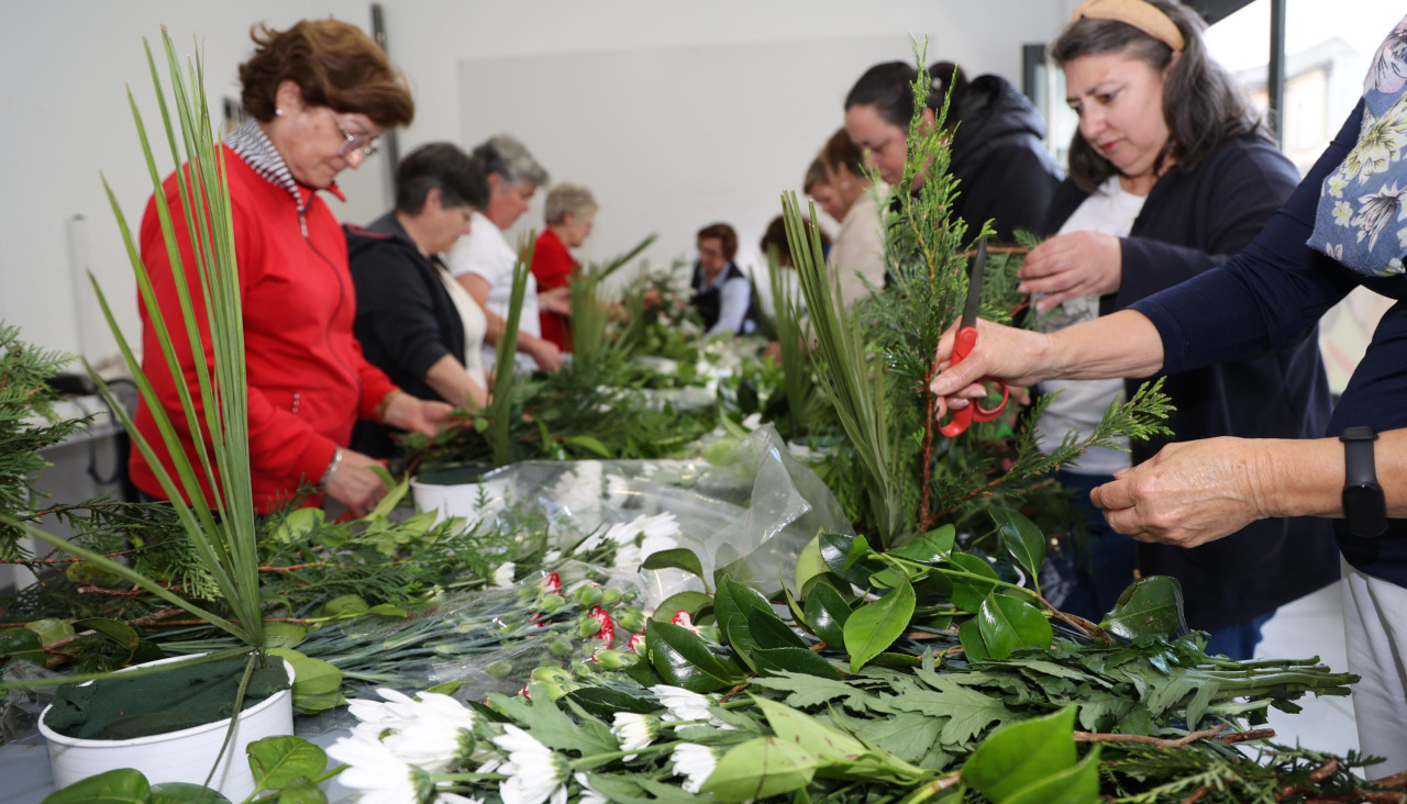 Curso de arreglos florales en el mercado de Carballo