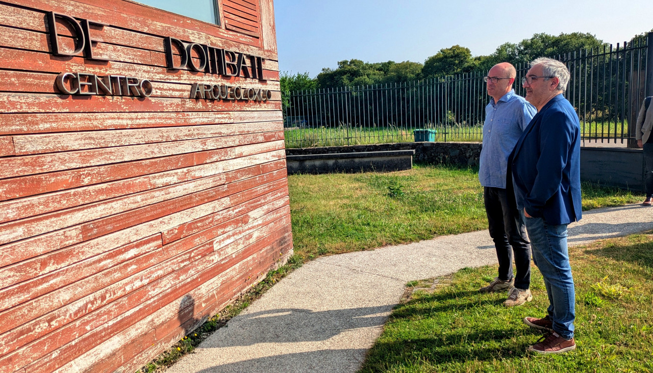 Visita del diputado provincial al Dolmen de Dombate