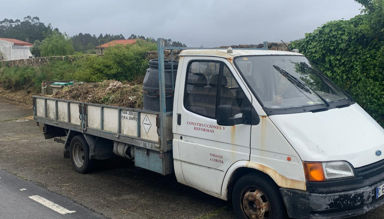 Furgón del servicio de limpieza viaria de Muxía