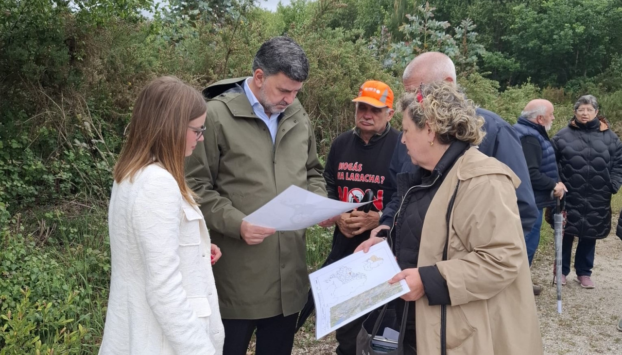 Nicolás González Casares e Ines Ramos reunidos este jueves con los vecinos de Soandres