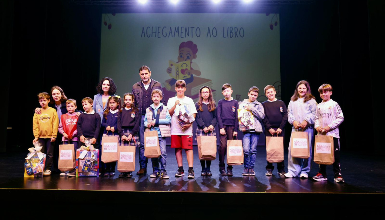 Os alumnos premiados nos concursos de lectura de Cee