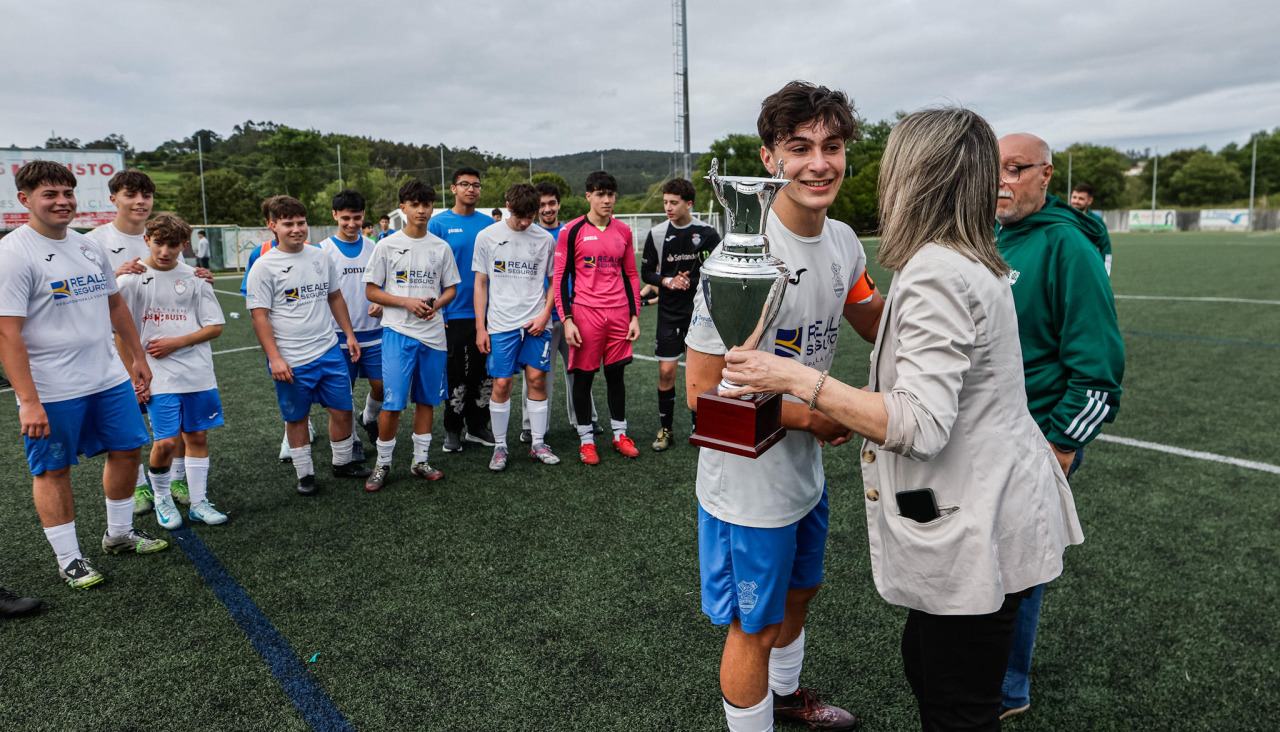 La concejala Raquel Fondo haciendo entrega de la Copa al capital del Ponteceso