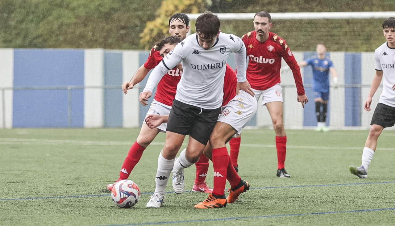 Una jugada del Dumbría-Sofán de la primera vuelta de liga
