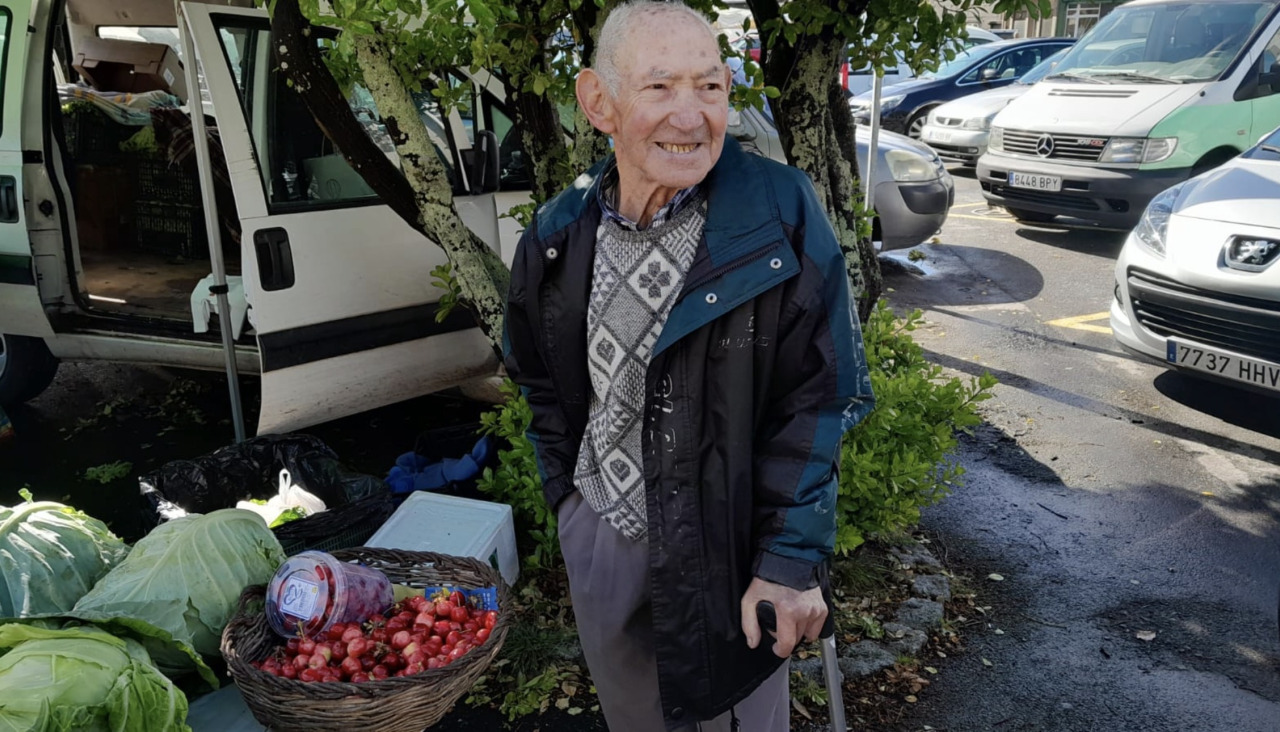 Ernesto Pombo ‘A Baiuca’ con las primeras cerezas de temporada en Paiosacoenshot