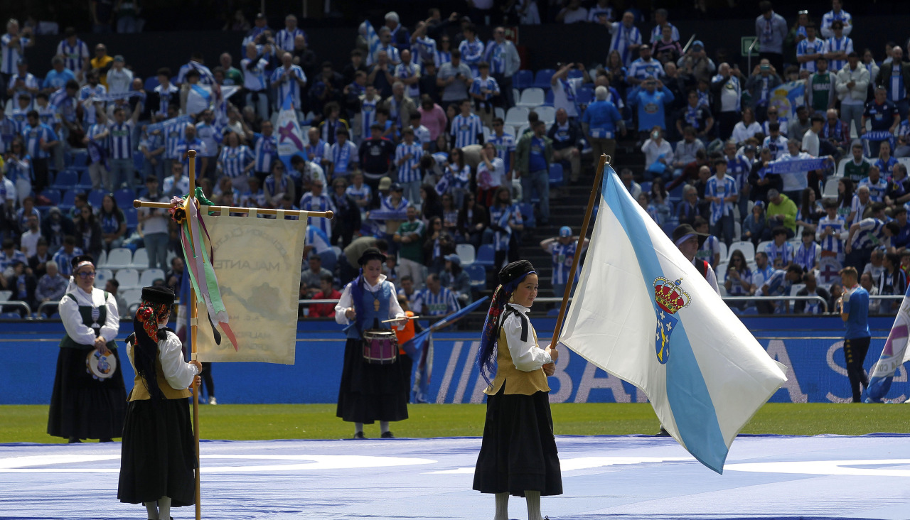 La asociación Malante, actuando en Riazor en la previa del Deportivo-Andorra