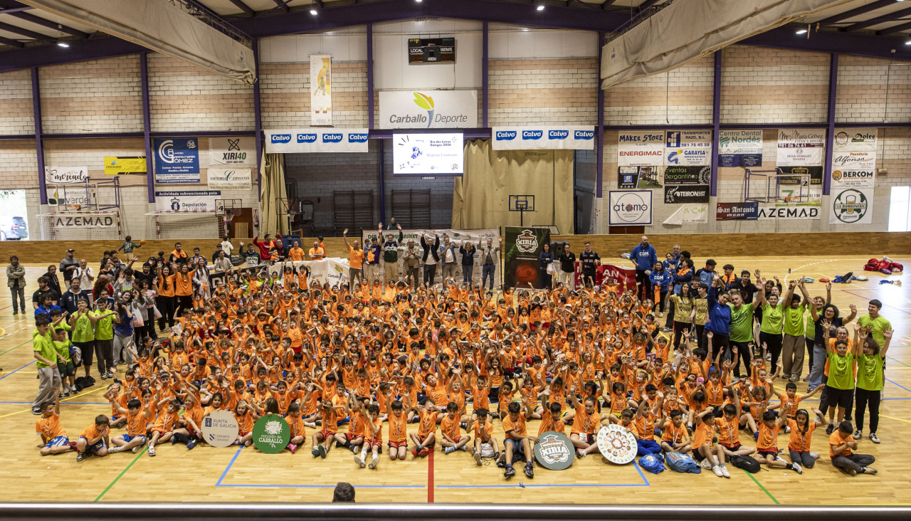 Cerca de 500 niños se dieron cita en el pabellón Carballo Calero para participar en una nueva edición del Pequebasket organizado por las Escola Basket Xiria