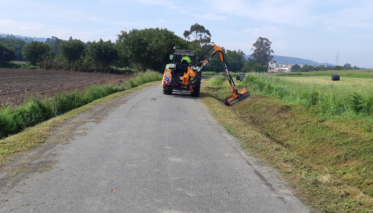 Un tractor desbrozando la cuneta de una carretera de Torás