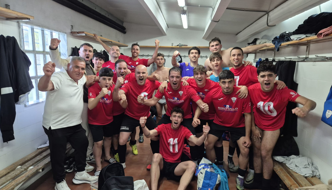 Los jugadores del Cerqueda celebrando la clasificación para la fase de ascenso