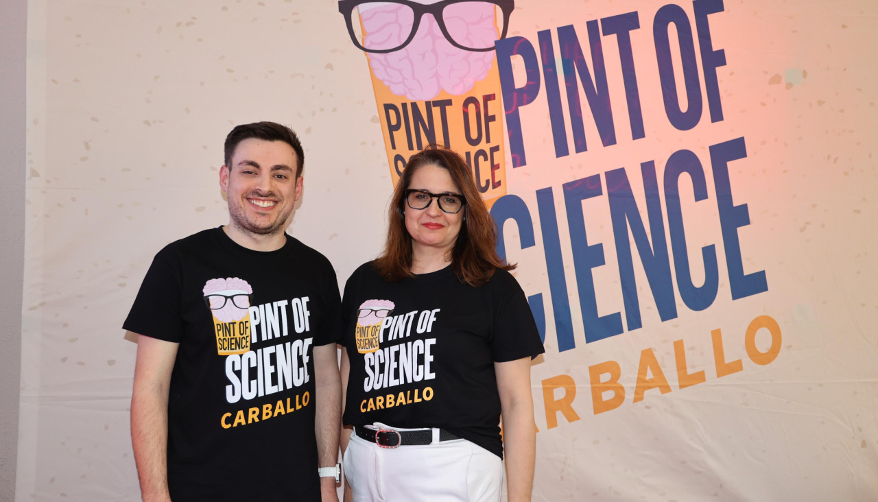 Carballo puso en marcha este lunes una nueva edición de Pint of Science con el químico David Castro y la historiadora Désirée Domínguez en el bar Marabú